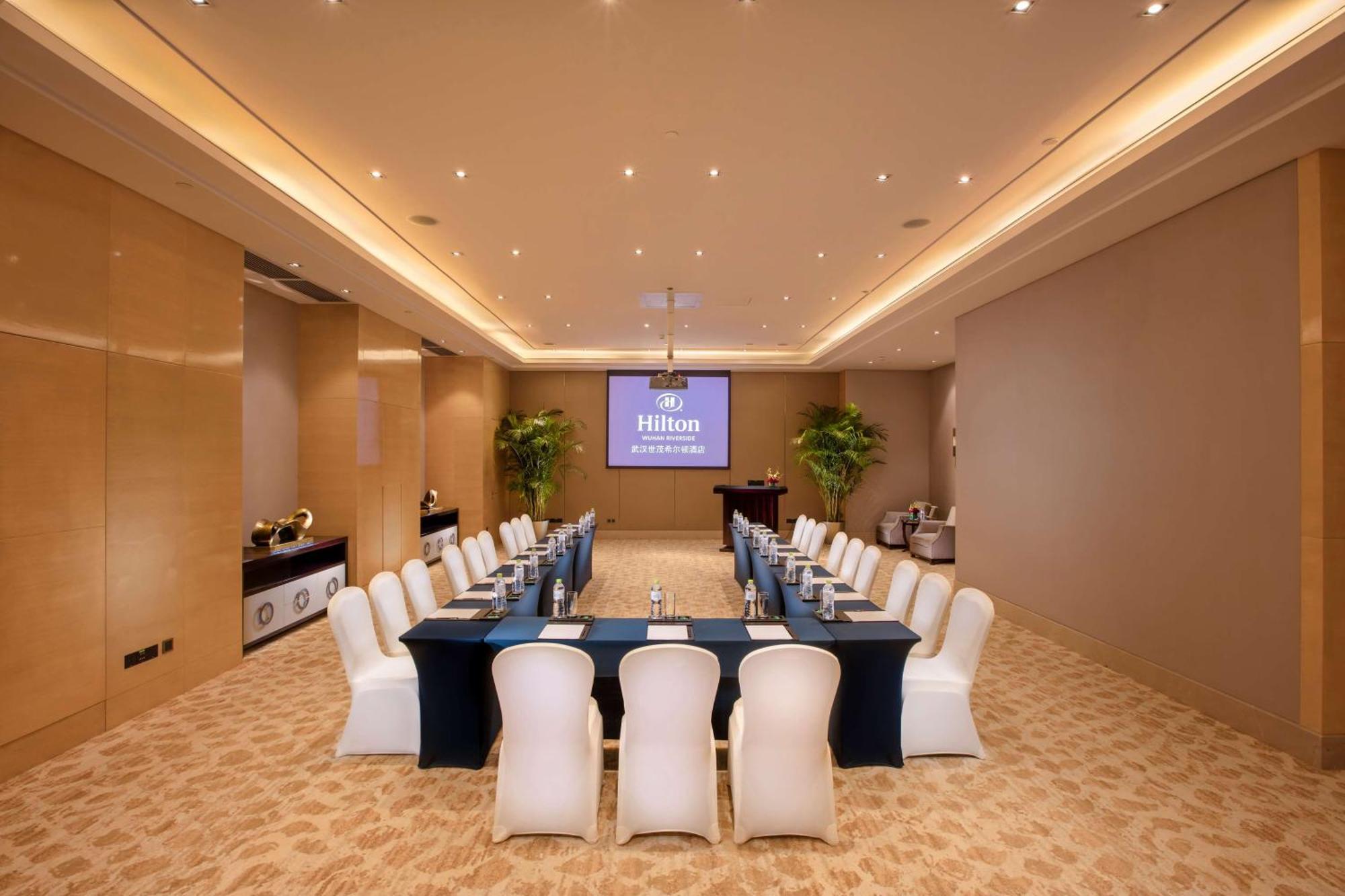 Hilton Wuhan Yangtze Riverside Exterior foto