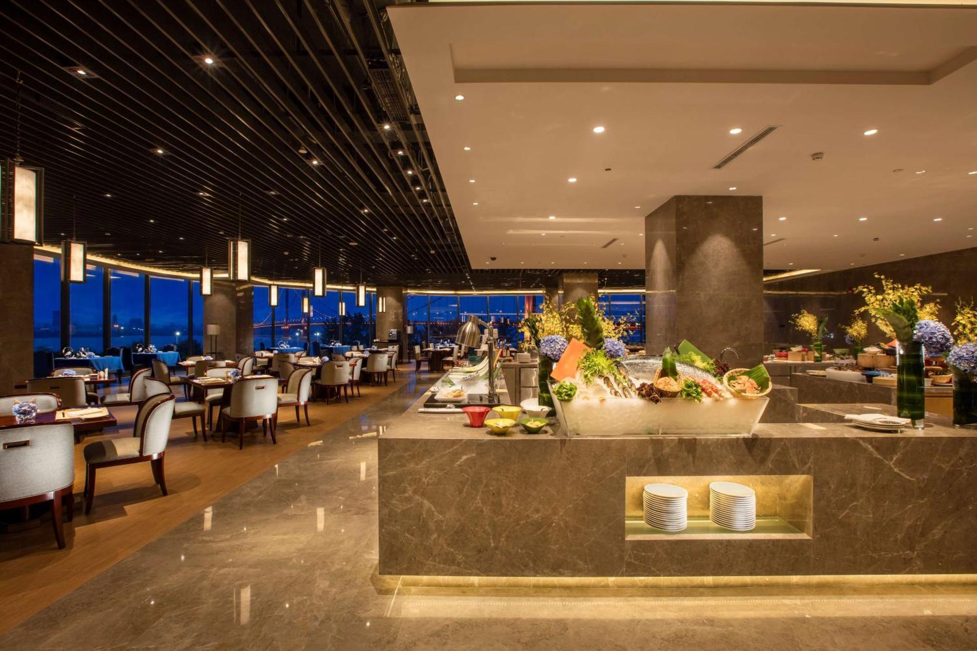 Hilton Wuhan Yangtze Riverside Exterior foto