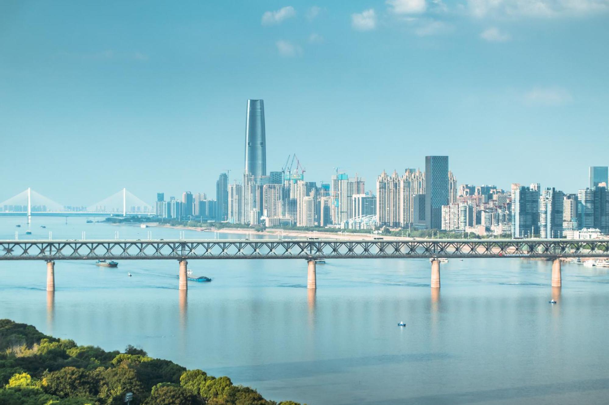 Hilton Wuhan Yangtze Riverside Exterior foto